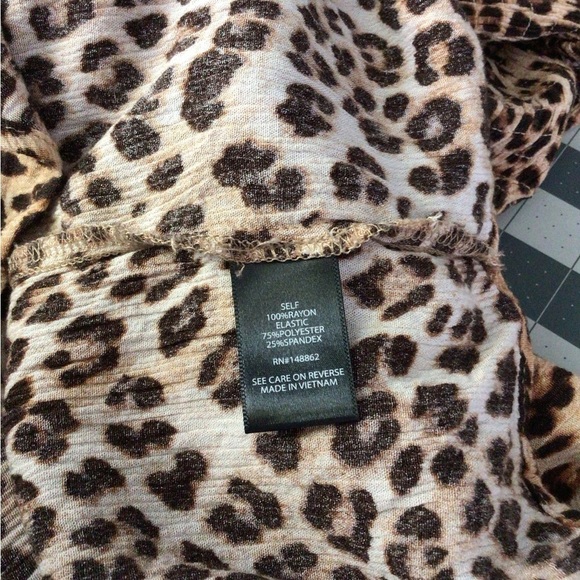 Torrid Leopard Print Shirt Blouse Top Short Sleeve Animal Print - Picture 6 of 7